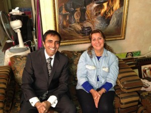 Inder Comar (l) with Iraqi refugee plaintiff Sundus Shaker Saleh (r) in her apartment in Amman 